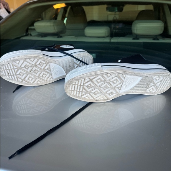 Women’s 7.5 Converse Black and White High-Top Sneakers/ hardly worn - Picture 3 of 7